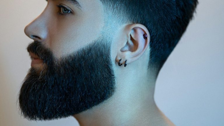 Hombre de perfil con barba poblada, injerto de barba en Estepona